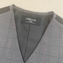 コムサイズムのベストと蝶ネクタイの画像