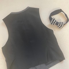 コムサイズムのベストと蝶ネクタイの画像