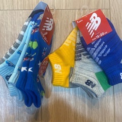 11足！新品未使用 キッズソックス　ニューバランス ホカロン スヌーピー あったかソックスの画像