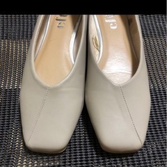 ベージュ　くつ　フラットパンプス　24cmの画像