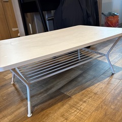 白いローテーブルの画像