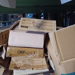 フロアタイル　1枚100円　12/27までの画像