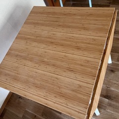 折りたたみできるテーブルの画像