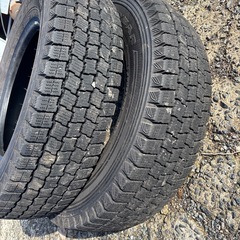 2トントラックフロントタイヤの画像