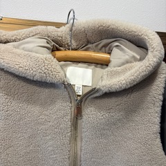 H&M　フーデッドボアベスト　ライトベージュ　XXSの画像