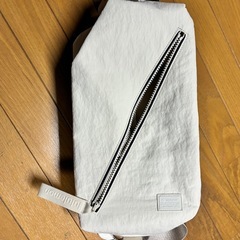 ルルレモン　lululemon Fast Track バッグ 2.0 9L、ライトアイボリーカラーの画像