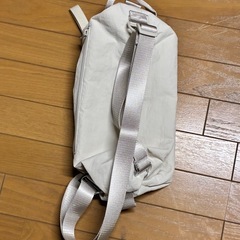 ルルレモン　lululemon Fast Track バッグ 2.0 9L、ライトアイボリーカラーの画像