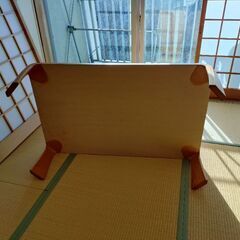 木製テーブルの画像