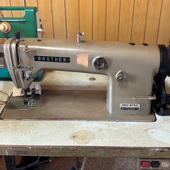 レトロなミシン台(ブラザー)の画像