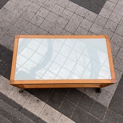 キャスター付き　ガラステーブル　の画像