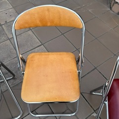 コクヨの折りたたみ椅子の画像