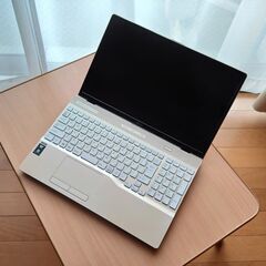 Fujitsuノートパソコン ゴールドの画像