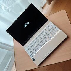 Fujitsuノートパソコン ゴールドの画像