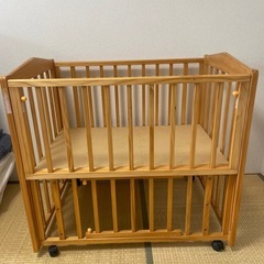 木製ベビーベッドの画像