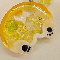レジン キーホルダー 犬 肉球 イエロー ぷっくり かわいい ハンドメイド バッグチャームの画像