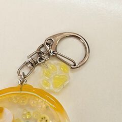 レジン キーホルダー 犬 肉球 イエロー ぷっくり かわいい ハンドメイド バッグチャームの画像