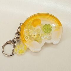レジン キーホルダー 犬 肉球 イエロー ぷっくり かわいい ハンドメイド バッグチャームの画像