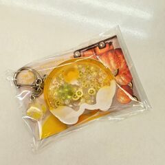 レジン キーホルダー 犬 肉球 イエロー ぷっくり かわいい ハンドメイド バッグチャームの画像