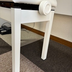 ピアノの椅子　白の画像