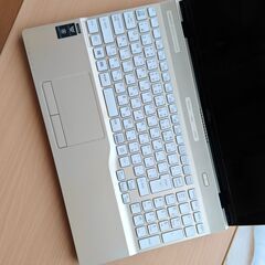 Fujitsuノートパソコン ゴールドの画像