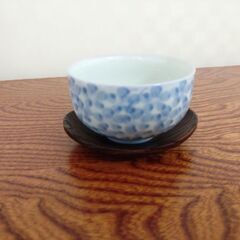 急須1個と湯飲み6個の画像