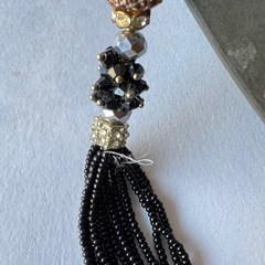 ビーズ装飾のロングネックレスの画像