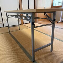 オフィス家具の折りたたみ机を9台✨　※うち、1台穴開き有りの画像