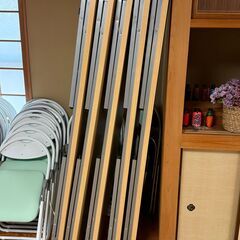 オフィス家具の折りたたみ机を9台✨　※うち、1台穴開き有りの画像