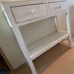 アンティーク風 木製サイドテーブル（2段・引き出し2杯）の画像
