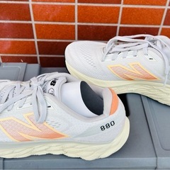 希少カラー ニューバランス FRESH FOAM 880 ランニングシューズの画像
