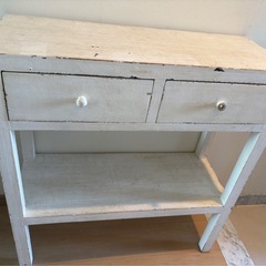 アンティーク風 木製サイドテーブル（2段・引き出し2杯）の画像