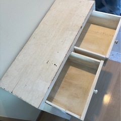 アンティーク風 木製サイドテーブル（2段・引き出し2杯）の画像