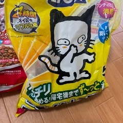 猫の餌と猫砂の画像