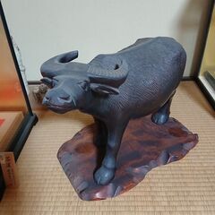 木製の大きな牛の画像