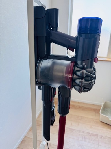 Dyson V8 Slim Fluffy+ 本体と付属品+スタンド　※ジャンク ジャンク品】 Dyson V8 Slim Fluffy 【スタンド附属】 (にゃんちゅう
