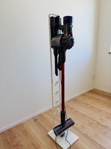 Dyson V8 Slim Fluffy+ 本体と付属品+スタンド　※ジャンク ジャンク品】 Dyson V8 Slim Fluffy 【スタンド附属】 (にゃんちゅう