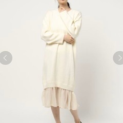 クリーム色 Vネック ニットワンピースの画像