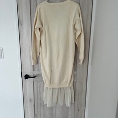 クリーム色 Vネック ニットワンピースの画像