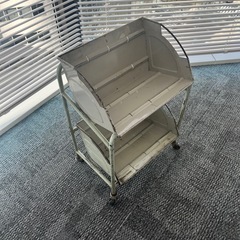 パソコン台、本棚の画像