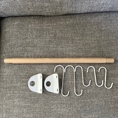 壁掛けレールとフックの画像