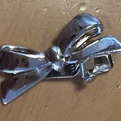 金属ミニリボンピン8個セットの画像