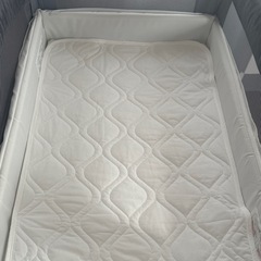 アップリカ ココネルエアー ベビーベッド 付属品あり（マットシミあり）の画像