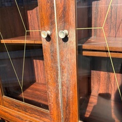 レトロな食器棚の画像