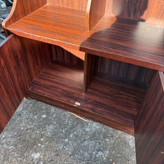 レトロな食器棚の画像