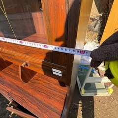 レトロな食器棚の画像