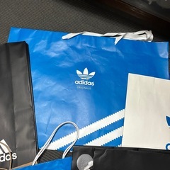 adidasショッパーの画像