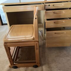 [配達可][価格応談可] 勉強机・椅子・本棚・スライド式蛍光灯・カギ2ヶの画像