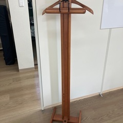 Aris 木製　スーツハンガーラックの画像