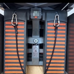 Shop Japan（ショップジャパン）の フィットキューブ（FITT CUBE） です。 ステッパー・筋トレ・体幹トレーニングなど、1台で全身を鍛えられる人気の運動器具です。 省スペースで使えて、静音なのでマンションでも使いやすいタイプの画像
