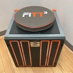 Shop Japan（ショップジャパン）の フィットキューブ（FITT CUBE） です。 ステッパー・筋トレ・体幹トレーニングなど、1台で全身を鍛えられる人気の運動器具です。 省スペースで使えて、静音なのでマンションでも使いやすいタイプの画像